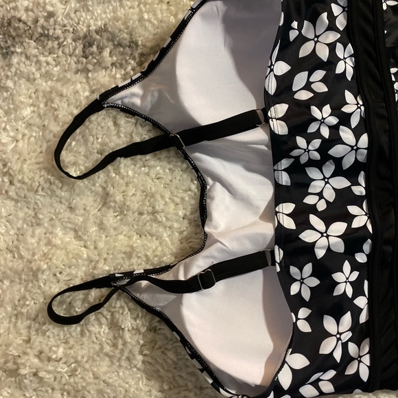 Plus size gorgeous black & white tankini swim top flowy material NWT 2x / 3x - Picture 6 of 6
